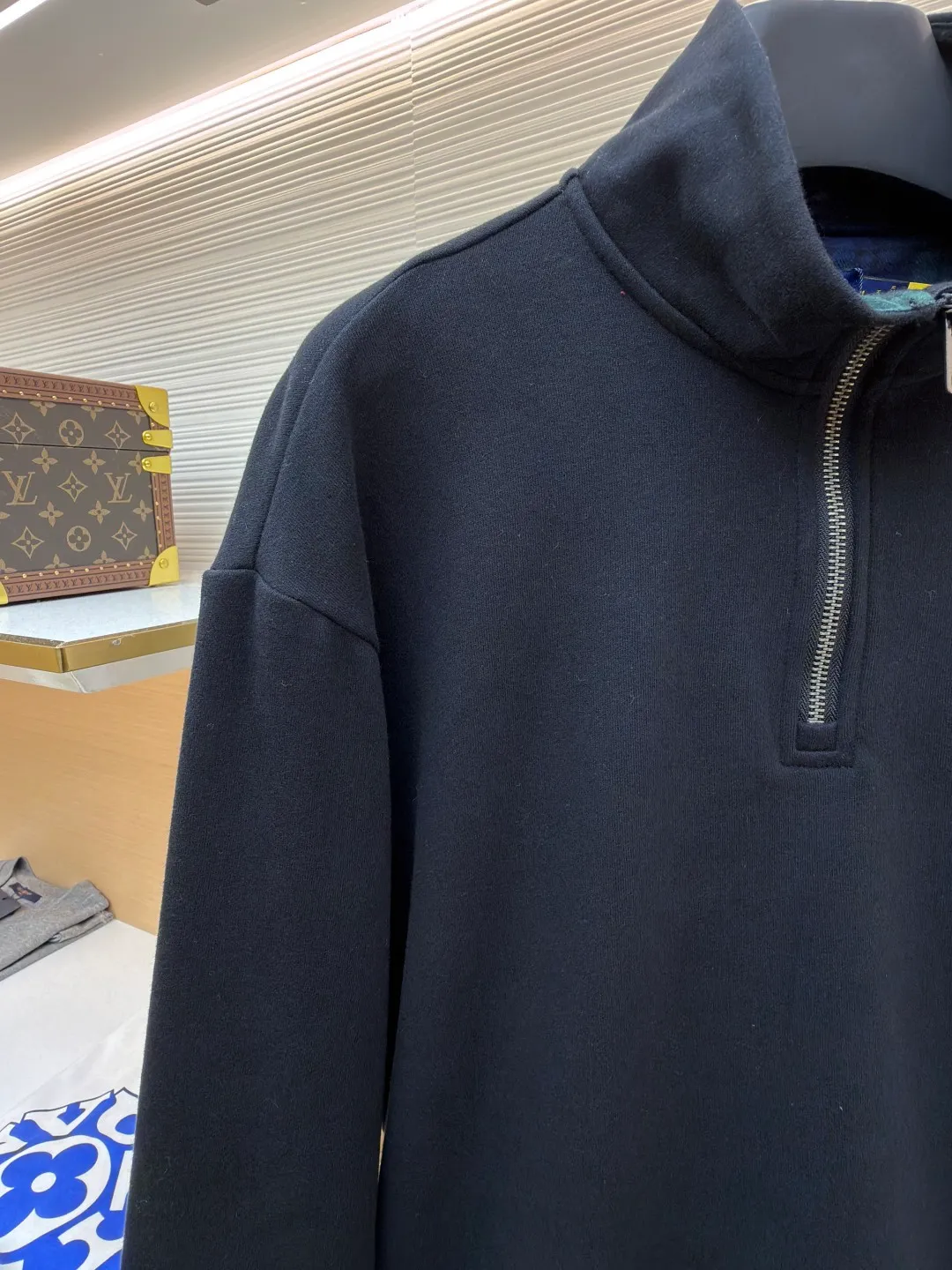 P370 Ralph Lauren gold embroidered half turtleneck sweatshirt ●Original version: Purchased and developed at 1690 ●Item number: 1682168-A55 ●Fabric: Yayun fine cotton velvet feel fabric ●Technology: embroidery production ●Color: black ●Version: Fitted version ●Weight: about 525 grams ●Size: S-M-L-XL ●Description: Customized Yayun fine cotton velvet feel fabric, soft and silky, comfortable and close to the skin With a pure black tone as the base color, the plaid twill trim is on the neckline, carrying the elegance and retro of British style. The exquisite golden pony logo is embellished with it. It has its own focus and is highly recognizable. The simple and smooth lines outline the overall outline. The half-zipper design is sublimated, casual yet stylish. In the name of design, it creates a new fashionable realm of sweatshirts. Adopt imported machine embroidery technology, use advanced computer control systems and precision mechanical components to achieve pony mark embroidery operations with high precision. The lines are smooth and delicate, and the fabrics have been washed. It has a better hand feel and texture, is not easy to deform, is not easy to shrink, is not easy to fade, and maintains long-term beauty. The overall wiring is straight and delicate, the fabric is comfortable and soft, and the color is consistent without color difference. It can be matched with the same style to create a fashionable look and control various occasions. Customized accessories, complete with three standards, same style for men and women!